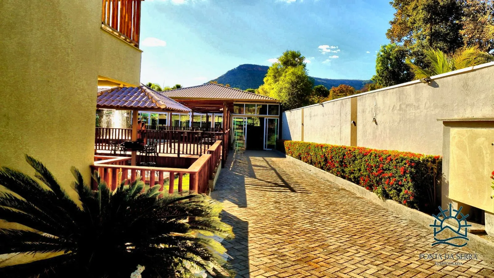 Entrada, deck e quiosques da pousada