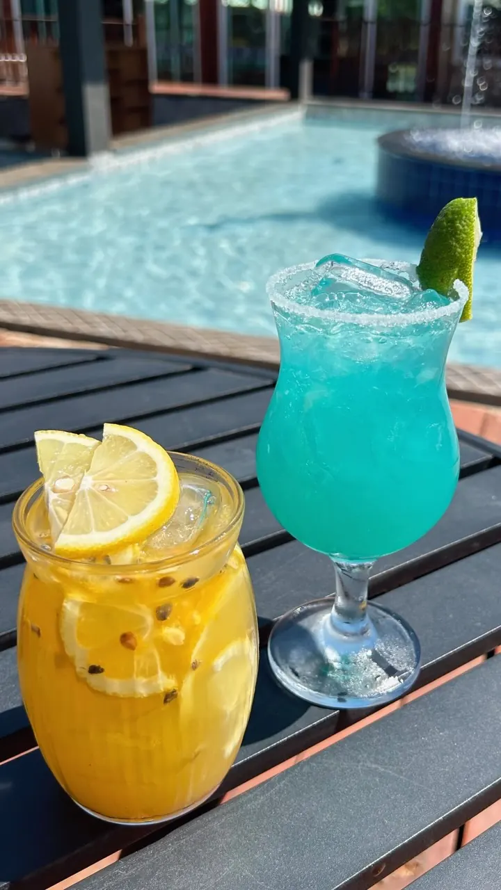 Drink junto à piscina
