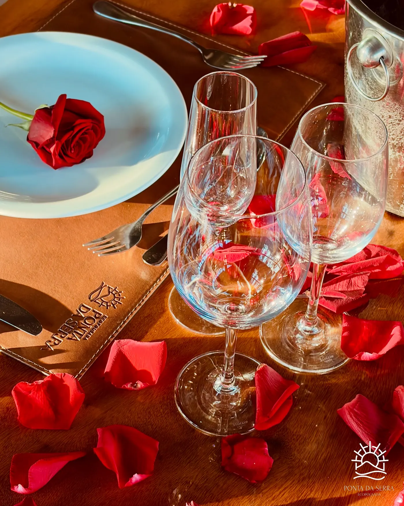 Mesa preparada com rosas